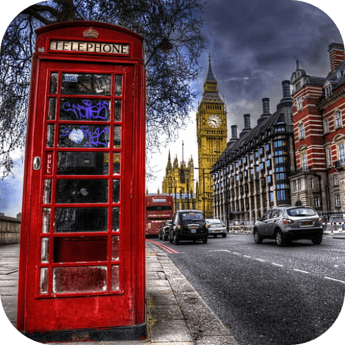 Rote Telefonzelle auf einer Londoner Straße nahe Big Ben