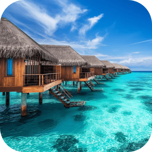 Wasserbungalows entlang einer türkisen Lagune auf den Malediven