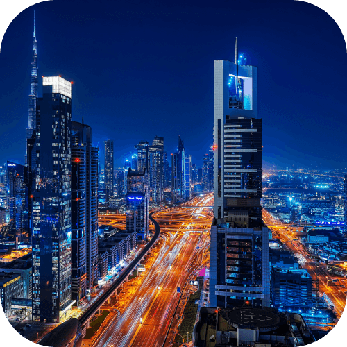 Dubai-Skyline bei Nacht mit beleuchteten Wolkenkratzern und Stadtlichtern